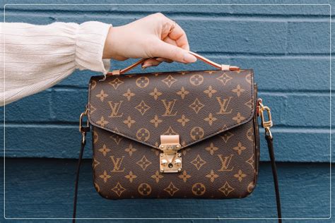 fake louis vuitton logo